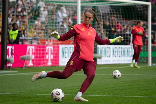 GER, Bremen, Fußballl, Frauenfussball, UEFA Womens Nations League, 5. Spieltag, Deutschland vs. Niederlande im Bild v.l.: Ena Mahmutovic (GER 21), beim warm up 30.05.2025, Weserstadion Bremen UEFA REGULATIONS PROHIBIT ANY USE OF PHOTOGRAPHS AS IMAGE SEQUENCES AND OR QUASI-VIDEO, Copyright: HMBxMedia PaulxFritz