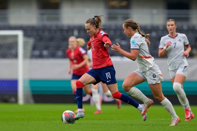 250530 Ingrid Syrstad Engen of Norway and Alexandra Johannsdottir of Iceland during the UEFA Women™s Nations League football match between Norway and Iceland on May 30, 2025 in Trondheim. Photo: Vegard Grott BILDBYRAN kod VG VG0755 bbeng fotboll football soccer fotball nations league landskamp norge norway dam iceland island uefa womens nations league Copyright: VEGARDxGRoTT BB250530VG059