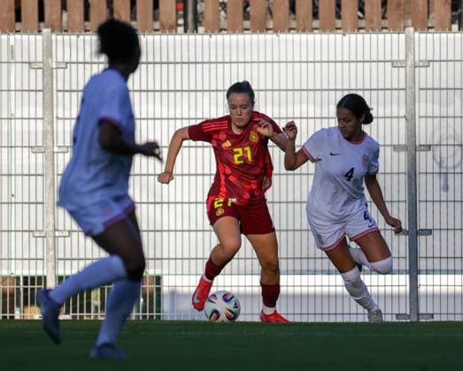 30.05.2025, xhettx, Fussball U 23-Frauen-Länderspiel, Deutschland - USA v.l. Mara Alber (DFB) zieht an Jordan Bugg (USA) vorbei (DFL DFB REGULATIONS PROHIBIT ANY USE OF PHOTOGRAPHS as IMAGE SEQUENCES and or QUASI-VIDEO)
