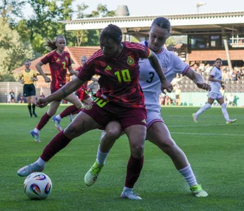 30.05.2025, xhettx, Fussball U 23-Frauen-Länderspiel, Deutschland - USA v.l. Gia Corley (DFB) behauptet den Ball gegen Lilly Reale (USA) (DFL DFB REGULATIONS PROHIBIT ANY USE OF PHOTOGRAPHS as IMAGE SEQUENCES and or QUASI-VIDEO)