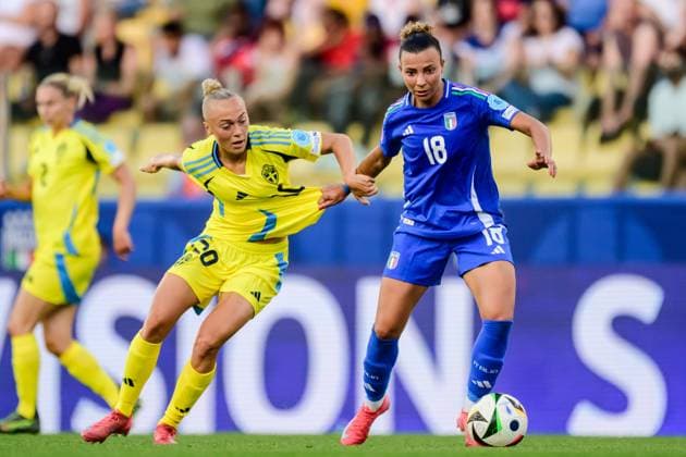 250530 Arianna Caruso of Italy against Hanna Bennison of Sweden during the Women s Nations League football match between Italy and Sweden on May 30, 2025 in Parma. Photo: Ludvig Thunman BILDBYRAN kod LT LT0706 fotboll football soccer fotball nations league uefa womens nations league italien italy sverige sweden dam bbeng Copyright: LUDVIGxTHUNMAN BB250530LT114
