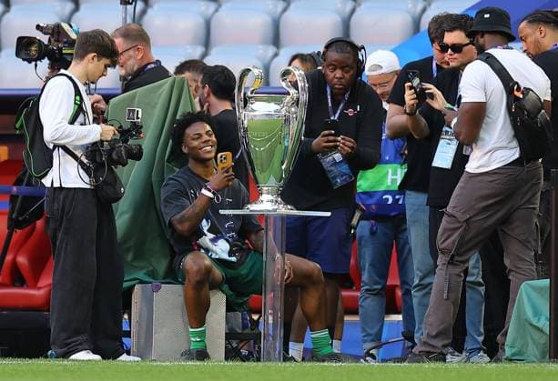 IShowSpeed takes a picture of the Champions League trophy Paris Saint-Germain Training Session, UEFA Champions League Final, Football, Allianz Arena, Munich, Germany - 30 May 2025 EDITORIAL USE ONLY No use with unauthorised audio, video, data, fixture lists, club league logos or live services. Online in-match use limited to 120 images, no video emulation. No use in betting, games or single club league player publications. Copyright: xMichaelxZemanek Shutterstockx 15330915au