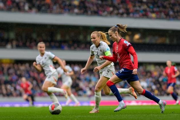 250530 Glodis Viggosdottir of Iceland and Caroline Graham Hansen of Norway during the UEFA Women™s Nations League football match between Norway and Iceland on May 30, 2025 in Trondheim. Photo: Vegard Grott BILDBYRAN kod VG VG0755 bbeng fotboll football soccer fotball nations league landskamp norge norway dam iceland island uefa womens nations league Copyright: VEGARDxGRoTT BB250530VG067