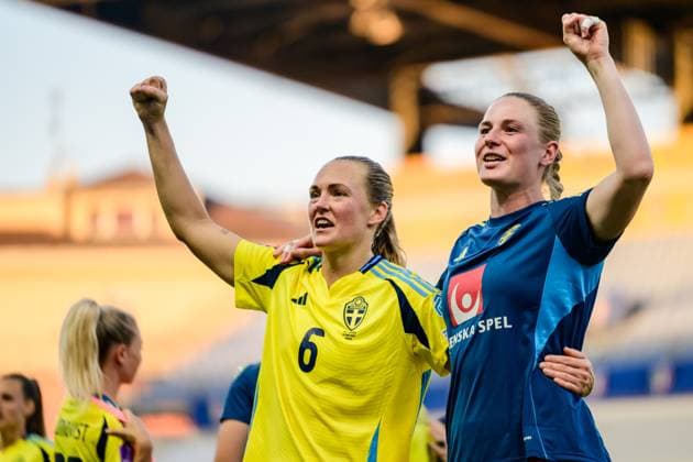 250530 Magdalena Eriksson and goalkeeper Tove Enblom of Sweden after the Women s Nations League football match between Italy and Sweden on May 30, 2025 in Parma. Photo: Ludvig Thunman BILDBYRAN kod LT LT0706 fotboll football soccer fotball nations league uefa womens nations league italien italy sverige sweden dam bbeng jubel Copyright: LUDVIGxTHUNMAN BB250530LT128