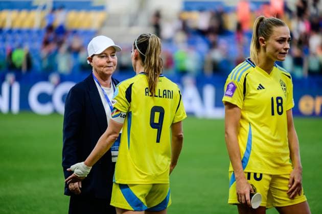 250530 Marika Domanski Lyfors, head of the Swedish women™s national football team and Kosovare Asllani of Sweden after the Women s Nations League football match between Italy and Sweden on May 30, 2025 in Parma. Photo: Ludvig Thunman BILDBYRAN kod LT LT0706 fotboll football soccer fotball nations league uefa womens nations league italien italy sverige sweden dam bbeng Copyright: LUDVIGxTHUNMAN BB250530LT129