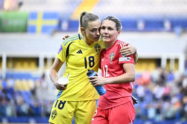 PARMA, ITALIEN 20250530 Sveriges Fridolina Rolfö 18 och Sveriges malvakt Jennifer Falk 12 under fredagens fotbollsmatch mellan Italien och Sverige i Nations League, damer, division A, grupp 4 pa Ennio Tardini-stadion i Parma.