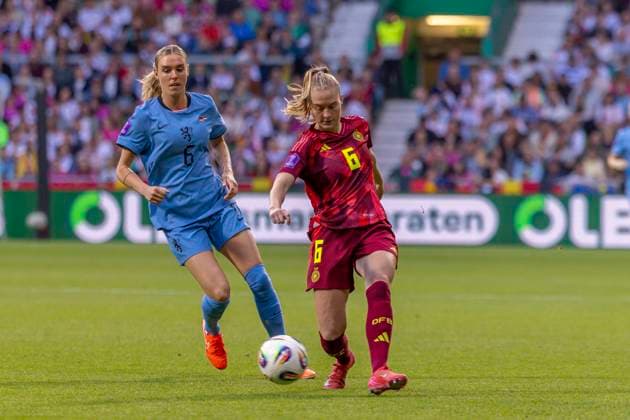 Bremen, Deutschland 30. Mai 2025: UEFA Nations League Women - 2025 - Deutschland vs. Niederlande Im Bild: v. li. im Zweikampf Jill Roord (Niederlande) und Janina Minge (Deutschland) Weser Stadion Niedersachen Copyright: xFotostandx xSchäferx