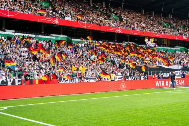 30.05.2025: Frauenfußball, UEFA Women s Nations League, Deutschland-Niederlande im Weserstadion in Bremen. Die deutschen Fans schwenken ihre Fahnen. Copyright: xThomasxHaeslerx
