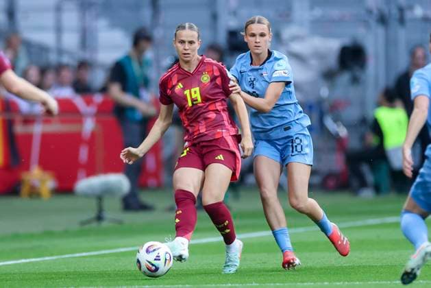 Klara Buehl (Germany) und Kerstin Casparij (Netherlands) kaempfen um den Ball, UEFA Women s Nations League 2024 25 Grp A1 MD5, Germany and Netherlands, Weserstadion am 30. May 2025 in Bremen, Deutschland. (Foto von Marco Steinbrenner DeFodi Images) Klara Buehl (Germany) und Kerstin Casparij (Netherlands) battle for the ball, UEFA Women s Nations League 2024 25 Grp A1 MD5, Germany and Netherlands, Weserstadion, May 30, 2025 in Bremen, Germany. (Photo by Marco Steinbrenner DeFodi Images)