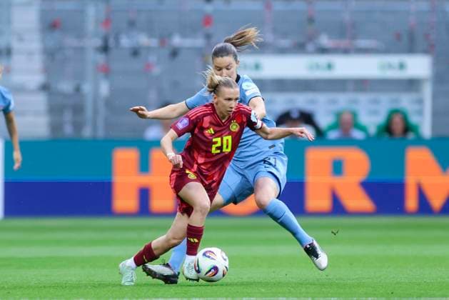 Elisa Senss (Germany) und Damaris Egurrola (Netherlands) kaempfen um den Ball, UEFA Women s Nations League 2024 25 Grp A1 MD5, Germany and Netherlands, Weserstadion am 30. May 2025 in Bremen, Deutschland. (Foto von Marco Steinbrenner DeFodi Images) Elisa Senss (Germany) und Damaris Egurrola (Netherlands) battle for the ball, UEFA Women s Nations League 2024 25 Grp A1 MD5, Germany and Netherlands, Weserstadion, May 30, 2025 in Bremen, Germany. (Photo by Marco Steinbrenner DeFodi Images)
