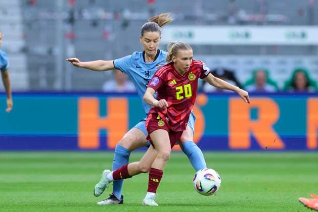 Elisa Senss (Germany) und Damaris Egurrola (Netherlands) kaempfen um den Ball, UEFA Women s Nations League 2024 25 Grp A1 MD5, Germany and Netherlands, Weserstadion am 30. May 2025 in Bremen, Deutschland. (Foto von Marco Steinbrenner DeFodi Images) Elisa Senss (Germany) und Damaris Egurrola (Netherlands) battle for the ball, UEFA Women s Nations League 2024 25 Grp A1 MD5, Germany and Netherlands, Weserstadion, May 30, 2025 in Bremen, Germany. (Photo by Marco Steinbrenner DeFodi Images)