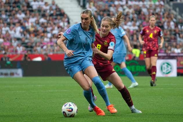 GER, Bremen, Fußballl, Frauenfussball, UEFA Womens Nations League, 5. Spieltag, Deutschland vs. Niederlande im Bild v.l.: Tuva Hansen (FC Bayern 06), Sjoeke Nuesken (GER 09), Zweikampf 30.05.2025, Weserstadion Bremen UEFA REGULATIONS PROHIBIT ANY USE OF PHOTOGRAPHS AS IMAGE SEQUENCES AND OR QUASI-VIDEO, Copyright: HMBxMedia PaulxFritz