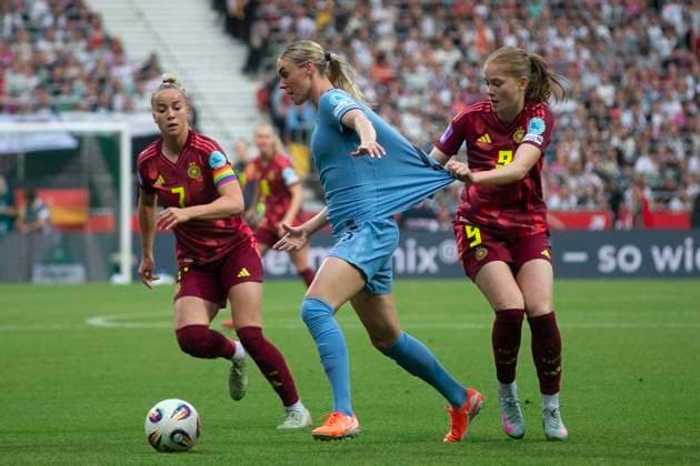GER, Bremen, Fußballl, Frauenfussball, UEFA Womens Nations League, 5. Spieltag, Deutschland vs. Niederlande im Bild v.l.: Giulia Gwinn (GER 07), Jil Roord (NED 06), Sjoeke Nuesken (GER 09),Duell um den Ball 30.05.2025, Weserstadion Bremen UEFA REGULATIONS PROHIBIT ANY USE OF PHOTOGRAPHS AS IMAGE SEQUENCES AND OR QUASI-VIDEO, Copyright: HMBxMedia PaulxFritz
