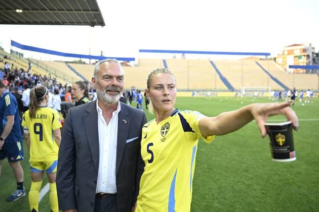 PARMA, ITALIEN 20250530 Sveriges ambassadör i Italien Jan Björklund och Amanda NildÃ n efter fredagens fotbollsmatch mellan Italien och Sverige i Nations League, damer, division A, grupp 4 pa Ennio Tardini-stadion i Parma.