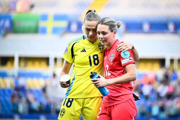 PARMA, ITALIEN 20250530 Fridolina Rolfö och malvakten Jennifer Falk efter 0-0 i fredagens fotbollsmatch mellan Italien och Sverige i Nations League, damer, division A, grupp 4 pa Ennio Tardini-stadion i Parma.