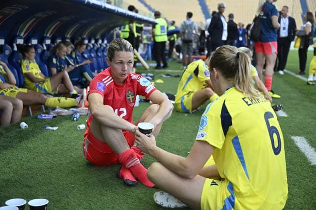 PARMA, ITALIEN 20250530 Malvakten Jennifer Falk och lagkaptenen Magdalena Eriksson efter 0-0 i fredagens fotbollsmatch mellan Italien och Sverige i Nations League, damer, division A, grupp 4 pa Ennio Tardini-stadion i Parma.