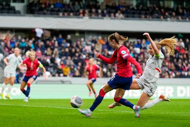 UEFA Womens Nations League 2025 Norway Iceland Trondheim 20250530 Norways Caroline Graham Hansen and Icelands Glodis Viggosdottir during the Womens Nations League match between Norway and Iceland at Lerkendal Stadium Photo Ole Martin Wold NTB Trondheim Norway EDITORIAL USE ONLY RESTRICTED USE FOR BETTING COMPANIES  Copyright: xOlexMartinxWoldx xNTBx