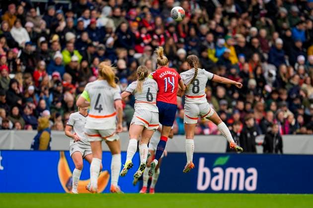 UEFA Womens Nations League 2025 Norway Iceland Trondheim 20250530 Norways Ada Stolsmo Hegerberg duels with Icelands Ingibj?rg Sigurdardottir and Alexandra Johannsdottir during the Womens Nations League match between Norway and Iceland at Lerkendal Stadium Photo Ole Martin Wold NTB Trondheim Norway EDITORIAL USE ONLY RESTRICTED USE FOR BETTING COMPANIES  Copyright: xOlexMartinxWoldx xNTBx