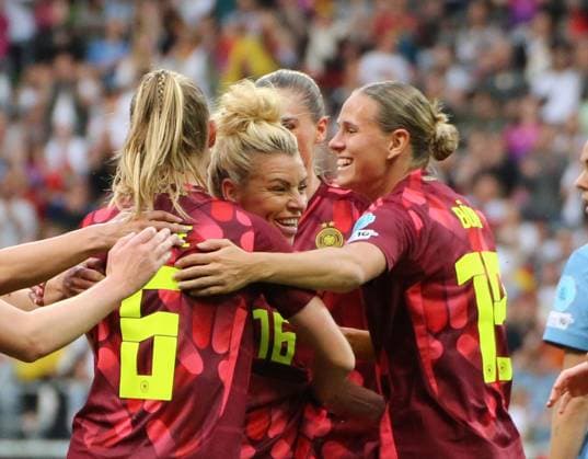 30.05.2025, xgrfx, Fussball UEFA Women s Nations League, Deutschland - Niederlande v.l. Tor, Linda Dallmann (Deutsche Frauennationalmannschaft) (DFL DFB REGULATIONS PROHIBIT ANY USE OF PHOTOGRAPHS as IMAGE SEQUENCES and or QUASI-VIDEO) Bremen