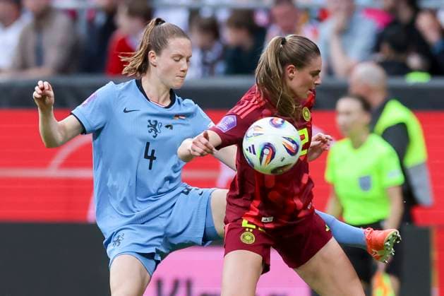 Veerle Buurman (Netherlands) und Jule Brand (Germany) kaempfen um den Ball, UEFA Women s Nations League 2024 25 Grp A1 MD5, Germany and Netherlands, Weserstadion am 30. May 2025 in Bremen, Deutschland. (Foto von Marco Steinbrenner DeFodi Images) Veerle Buurman (Netherlands) und Jule Brand (Germany) battle for the ball, UEFA Women s Nations League 2024 25 Grp A1 MD5, Germany and Netherlands, Weserstadion, May 30, 2025 in Bremen, Germany. (Photo by Marco Steinbrenner DeFodi Images)