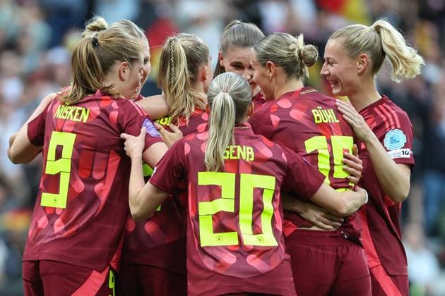UEFA Frauen Nations League: Deutschland - Niederlande am 30.05.2025 im Weserstadion in Bremen Jubel, Torjubel, Torschuetze, Torschütze Linda Dallmann (Deutschland 16) jubelt nach seinem Tor zum 1 zu 0 mit der Mannschaft