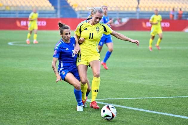 PARMA, ITALIEN 20250530 Italiens Elisabetta Oliviero (tv) och Sveriges Ellen Wangerheim under fredagens fotbollsmatch mellan Italien och Sverige i Nations League, damer, division A, grupp 4 pa Ennio Tardini-stadion i Parma.