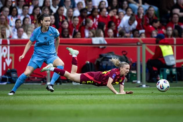 UWNL: Deutschland vs Niederlande; 30.05.25 Damaris Egurrola (Nr.21, Niederlande) gegen Elisa Senß (Nr.20, Deutschland) UWNL: Deutschland vs Niederlande, Weserstadion am 30.05.25 Copyright: xBEAUTIFULxSPORTS MarioxM.xKobergx