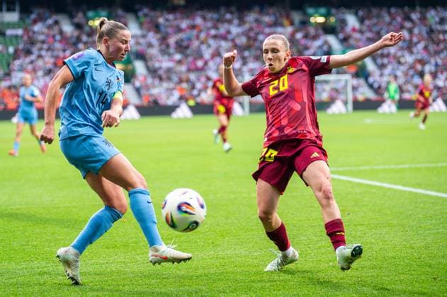 30.05.2025: Frauenfußball, UEFA Women s Nations League, Deutschland-Niederlande im Weserstadion in Bremen. Hollands Jackie Groenen (l) und Deutschlands Elisa Senß kämpfen um den Ball. Copyright: xThomasxHaeslerx