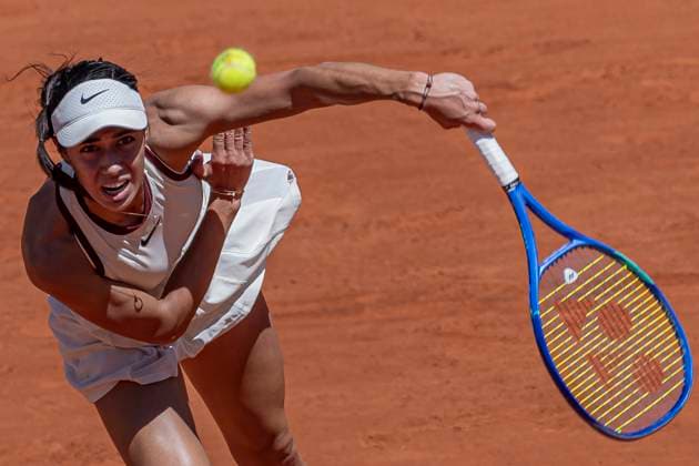 2025 French Open - Day Six Olga Danilovic serves against Aryna Sabalenka at the Roland Garros Grand Slam Tournament in Paris, France, on May 30, 2025. Paris France  Copyright: xRobertxSzaniszlox originalFilename:szaniszlo-notitle250530_npmid.jpg