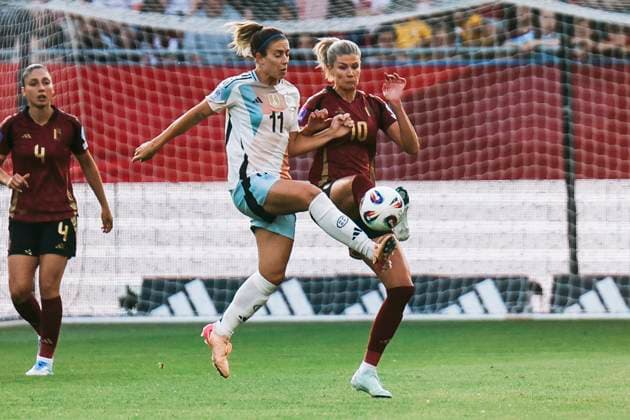 Women’s Nations League: Belgien - Spanien; Löwen, The King Power At Den Dreef Stadium am 30.05.2025 Alexia Putellas (Spanien, 11) im Zweikampf mit Justine Vanhaevermaet (Belgien, 10) Women’s Nations League: Belgien - Spanien; Löwen, The King Power At Den Dreef Stadium am 30.05.2025 Copyright: xBEAUTIFULxSPORTS Freisenx