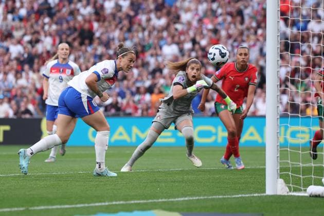 Sport Bilder des Tages London, England, 30th May 2025. Lucy Bronze of the England national team, Nationalteam scores to make it 2-0 during the England Women vs Portugal Women UEFA Women s Nations League match at Wembley Stadium, London. Picture credit should read: Paul Terry Sportimage EDITORIAL USE ONLY. No use with unauthorised audio, video, data, fixture lists, club league logos or live services. Online in-match use limited to 120 images, no video emulation. No use in betting, games or single club league player publications. SPI_010_PT_England_W_Portugal_W SPI-3968-0010