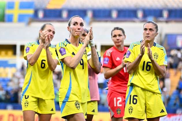 PARMA, ITALIEN 20250530 Kosovare Asllani och Filippa Angeldahl efter 0-0 i fredagens fotbollsmatch mellan Italien och Sverige i Nations League, damer, division A, grupp 4 pa Ennio Tardini-stadion i Parma.