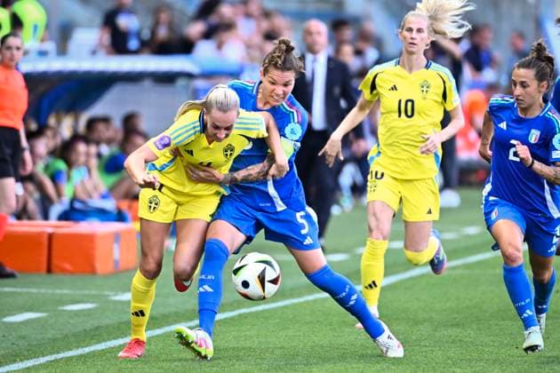PARMA, ITALIEN 20250530 Sveriges Ellen Wangerheim (tv) mot Italiens lagkapten Elena Linari under fredagens fotbollsmatch mellan Italien och Sverige i Nations League, damer, division A, grupp 4 pa Ennio Tardini-stadion i Parma.