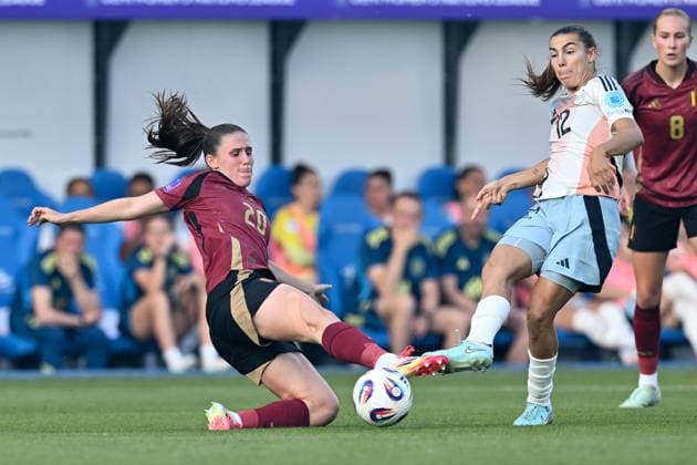 250530 BELGIUM VS SPAIN Marie Detruyer (20) of Belgium fighting for the ball with Patri Guijarro (12) of Spain pictured during a game between the national teams of Belgium, called the Red Flames and Spain on the 5th matchday in group A3 of the 2024-25 Women s Nations League competition, on Friday 30 May 2025 in Leuven , Belgium . PHOTO SPORTPIX David Catry Leuven Den Dreef Belgium  Copyright: xSportpix.bex xDavidxCatryxDavidxCatryx