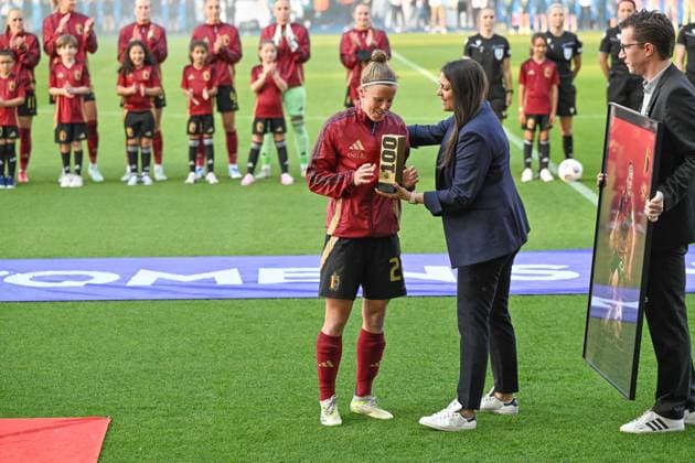 250530 BELGIUM VS SPAIN Laura Deloose (22) of Belgium pictured honoured by Katrien Jans for her 100 caps during a game between the national teams of Belgium, called the Red Flames and Spain on the 5th matchday in group A3 of the 2024-25 Women s Nations League competition, on Friday 30 May 2025 in Leuven , Belgium . PHOTO SPORTPIX Sevil Oktem Leuven Den Dreef Belgium  Copyright: xSportpix.bex xDavidxCatryxDavidxCatryx