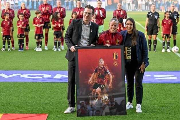 250530 BELGIUM VS SPAIN Laura Deloose (22) of Belgium pictured honoured by Katrien Jans for her 100 caps during a game between the national teams of Belgium, called the Red Flames and Spain on the 5th matchday in group A3 of the 2024-25 Women s Nations League competition, on Friday 30 May 2025 in Leuven , Belgium . PHOTO SPORTPIX Sevil Oktem Leuven Den Dreef Belgium  Copyright: xSportpix.bex xDavidxCatryxDavidxCatryx