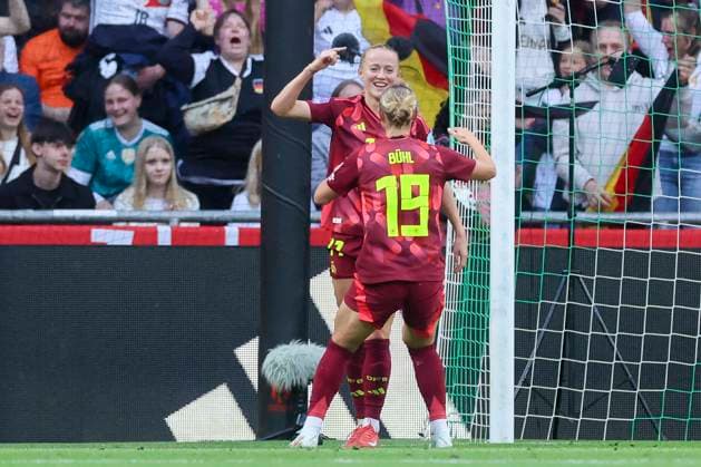 Lea Schueller (Germany) bejubelt ihren Treffer zum 2:0 mit Klara Buehl (Germany), UEFA Women s Nations League 2024 25 Grp A1 MD5, Germany and Netherlands, Weserstadion am 30. May 2025 in Bremen, Deutschland. (Foto von Marco Steinbrenner DeFodi Images) Lea Schueller (Germany) celebrates after scoring her teams second goal with Klara Buehl (Germany), UEFA Women s Nations League 2024 25 Grp A1 MD5, Germany and Netherlands, Weserstadion, May 30, 2025 in Bremen, Germany. (Photo by Marco Steinbrenner DeFodi Images)