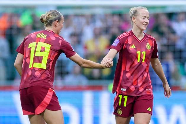 Lea Schueller (Germany) bejubelt ihren Treffer zum 2:0 mit Klara Buehl (Germany), UEFA Women s Nations League 2024 25 Grp A1 MD5, Germany and Netherlands, Weserstadion am 30. May 2025 in Bremen, Deutschland. (Foto von Marco Steinbrenner DeFodi Images) Lea Schueller (Germany) celebrates after scoring her teams second goal with Klara Buehl (Germany), UEFA Women s Nations League 2024 25 Grp A1 MD5, Germany and Netherlands, Weserstadion, May 30, 2025 in Bremen, Germany. (Photo by Marco Steinbrenner DeFodi Images)