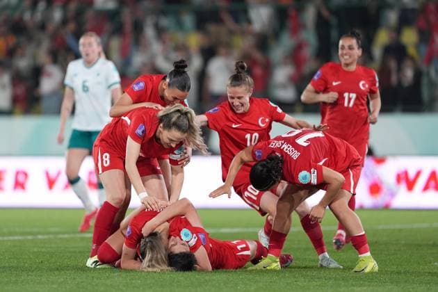 Sport Bilder des Tages Turkiye v Republic of Ireland - UEFA Nations League B – Group 2 ISTANBUL, TURKIYE - MAY 30: Players of Turkiye s National Women s Football Team celebrate after scoring a goal during the fifth match of UEFA Nations League B - Group 2 at Esenler Erokspor Stadium in Istanbul, Turkiye on May 30, 2025. Beyza Comert Anadolu Istanbul Turkey. Editorial use only. Please get in touch for any other usage.  Copyright: x2025xAnadoluxBeyzaxComertx