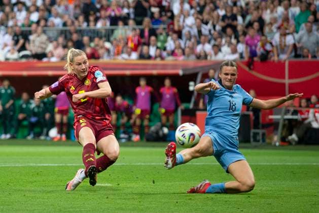 GER, Bremen, Fußballl, Frauenfussball, UEFA Womens Nations League, 5. Spieltag, Deutschland vs. Niederlande im Bild v.l.: Sarai Linder (GER 02), Torschuss zum drei zu null 30.05.2025, Weserstadion Bremen UEFA REGULATIONS PROHIBIT ANY USE OF PHOTOGRAPHS AS IMAGE SEQUENCES AND OR QUASI-VIDEO, Copyright: HMBxMedia PaulxFritz