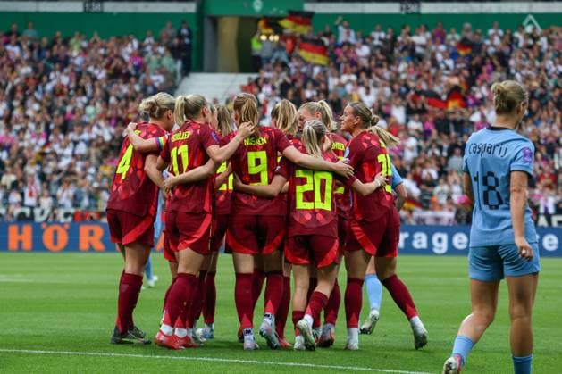 Bremen, Deutschland 30. Mai 2025: UEFA Nations League Women - 2025 - Deutschland vs. Niederlande Im Bild: Torschützin Linda Dallmann (Deutschland), verdeckt im Bild, macht das Tor zum 1:0 für Deutschland und jubelt mit ihren Mannschaftskolleginnen Weser Stadion Niedersachen Copyright: xFotostandx xFantinix