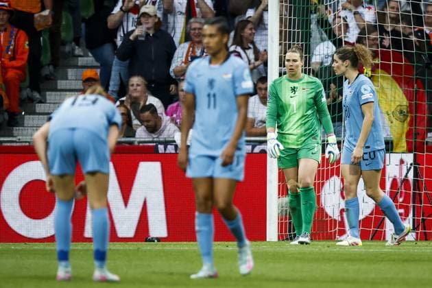 BREMEN - Holland goalkeeper Lize Kop balks at making it 3-0 during a Nations League match between Germany and the Netherlands on May 30, 2025 in Bremen, Germany. ANP VINCENT JANNINK xVIxANPxSportx xxANPxIVx 529022222 originalFilename: 529022222.jpg