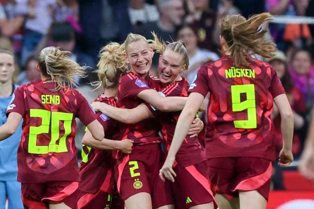 Sarai Linder (Germany) bejubelt ihren Treffer mit den Teamkolleginnen, UEFA Women s Nations League 2024 25 Grp A1 MD5, Germany and Netherlands, Weserstadion am 30. May 2025 in Bremen, Deutschland. (Foto von Marco Steinbrenner DeFodi Images) Sarai Linder (Germany) celebrates her goal with teammates, UEFA Women s Nations League 2024 25 Grp A1 MD5, Germany and Netherlands, Weserstadion, May 30, 2025 in Bremen, Germany. (Photo by Marco Steinbrenner DeFodi Images)
