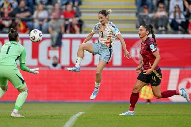 250530 BELGIUM VS SPAIN Esther Gonzalez (9) of Spain and Amber Tysiak (4) of Belgium pictured during a game between the national teams of Belgium, called the Red Flames and Spain on the 5th matchday in group A3 of the 2024-25 Women s Nations League competition, on Friday 30 May 2025 in Leuven , Belgium . PHOTO SPORTPIX David Catry Leuven Den Dreef Belgium  Copyright: xSportpix.bex xDavidxCatryxDavidxCatryx