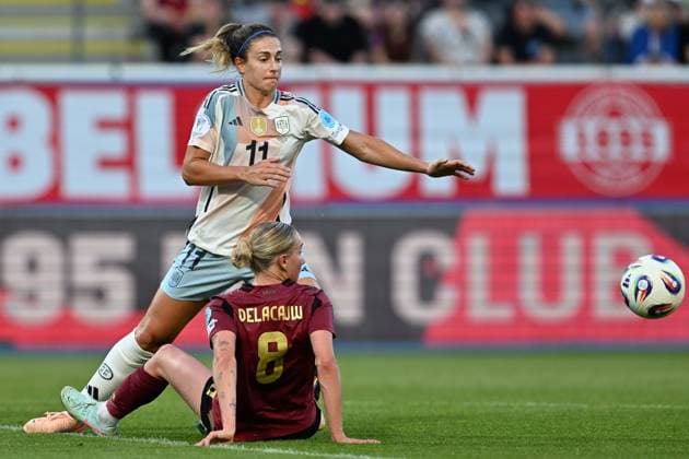 250530 BELGIUM VS SPAIN Feli Delacauw (8) of Belgium pictured defending on Alexia Putellas (11) of Spain during a game between the national teams of Belgium, called the Red Flames and Spain on the 5th matchday in group A3 of the 2024-25 Women s Nations League competition, on Friday 30 May 2025 in Leuven , Belgium . PHOTO SPORTPIX David Catry Leuven Den Dreef Belgium  Copyright: xSportpix.bex xDavidxCatryxDavidxCatryx