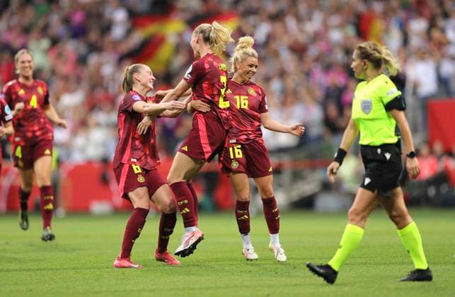 Foto : ausgelassene Freude und Torjubel nach dem 3-0 Treffer für Deutschland durch das Tor von Sarai Linder , hier feiert sie mit Linda Dallmann (16) und Janina Minge (6) Fussball international, Frauen Länderspiel in Bremen - UEFA Womens Nations League - am Fr. 30.05.2025 Deutschland - Holland