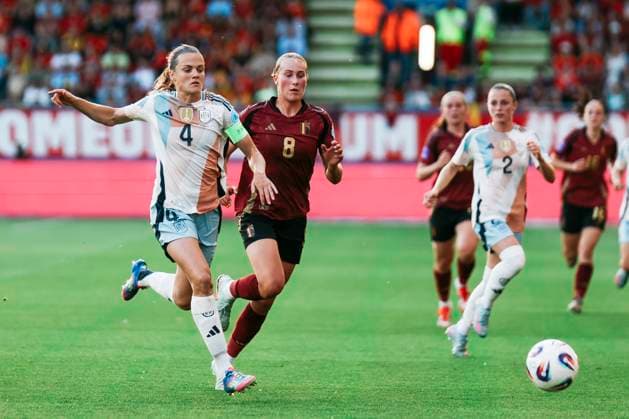 Women’s Nations League: Belgien - Spanien; Löwen, The King Power At Den Dreef Stadium am 30.05.2025 Irene Paredes (Spanien, 4) im Zweikampf mit Feli Delacauw (Belgien, 8) Women’s Nations League: Belgien - Spanien; Löwen, The King Power At Den Dreef Stadium am 30.05.2025 Copyright: xBEAUTIFULxSPORTS Freisenx