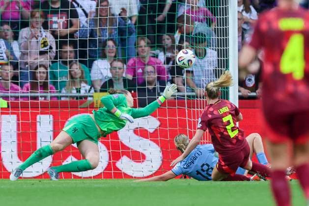 Sport Bilder des Tages Sarai Linder (Germany) erzielt mit diesem Schuss das Tor zum 3:0, UEFA Women s Nations League 2024 25 Grp A1 MD5, Germany and Netherlands, Weserstadion am 30. May 2025 in Bremen, Deutschland. (Foto von Marco Steinbrenner DeFodi Images) Sarai Linder (Germany) scores the goal with this shot to make it 3:0, UEFA Women s Nations League 2024 25 Grp A1 MD5, Germany and Netherlands, Weserstadion, May 30, 2025 in Bremen, Germany. (Photo by Marco Steinbrenner DeFodi Images)