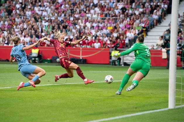 Lea SCHUELLER, Schüller (GER) schiesst das Tor zum 2-0 gegen Torhueterin Lize KOP (NED) UEFA Womens Nations League, 5. Spieltag, matchday 5, Fussball Laenderspiel der Frauen, Deutschland (GER) - Niederlande (NED) am 30.05.2025 in Bremen Deutschland. Â