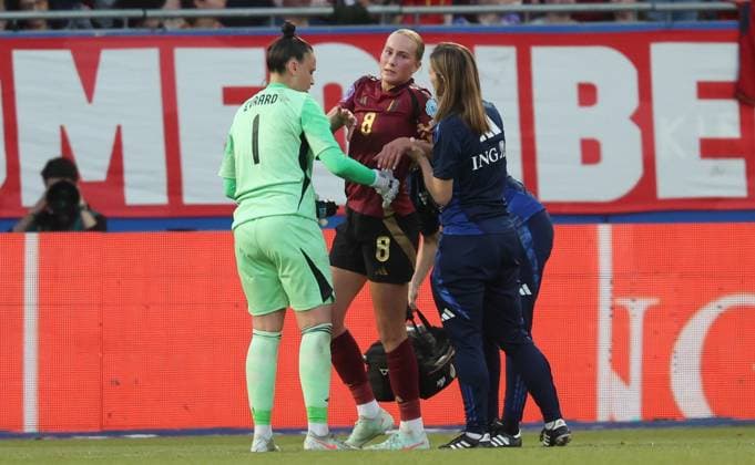 Belgium s Feli Felice Delacauw leaves the pitch after being injured during a soccer game between the national teams of Belgium (Red Flames) and Spain, on the fifth matchday in group A3 of the 2024-25 Women s Nations League competition, on Friday 30 May 2025 in Heverlee, Leuven. VIRGINIExLEFOUR  x125713426x